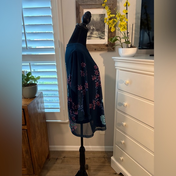 Johnny Was NWT
NATALIE 3/4 MESH TEE LEILANA - Navy, 1X - Picture 2 of 12